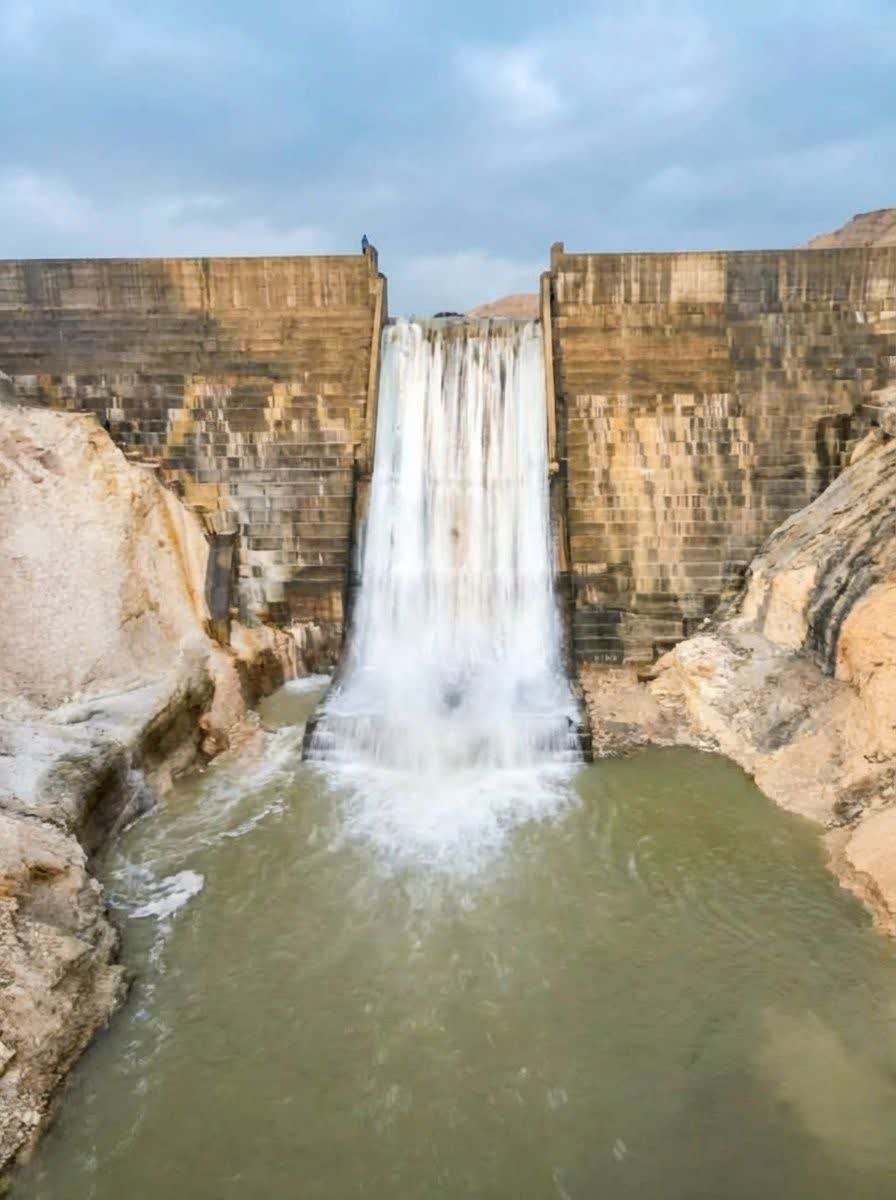 سد اخند عسلویه برای نخستین بار سرریز کرد